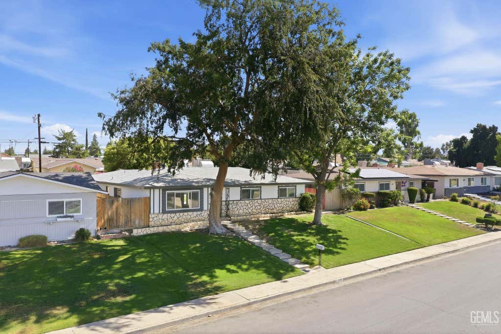 Photo of 3516 Cardinal Avenue, Bakersfield, CA 93306 (MLS # 202606861)