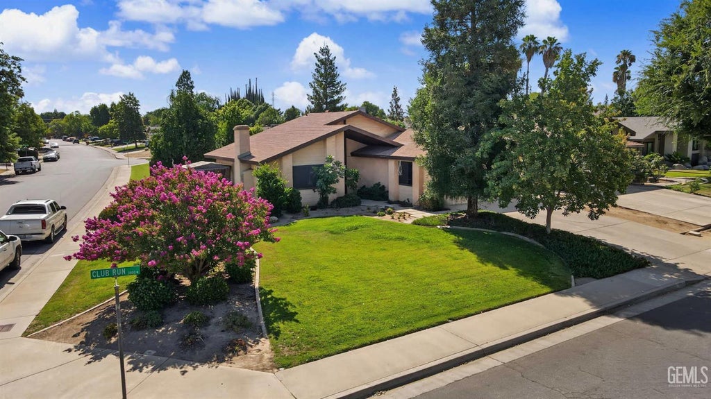 Photo of 3800 Club Run RUN, Bakersfield, CA 93309 (MLS # 202607739)