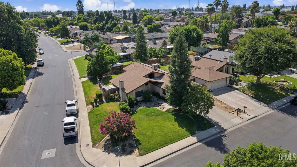 Photo of 3800 Club Run RUN, Bakersfield, CA 93309 (MLS # 202607739)