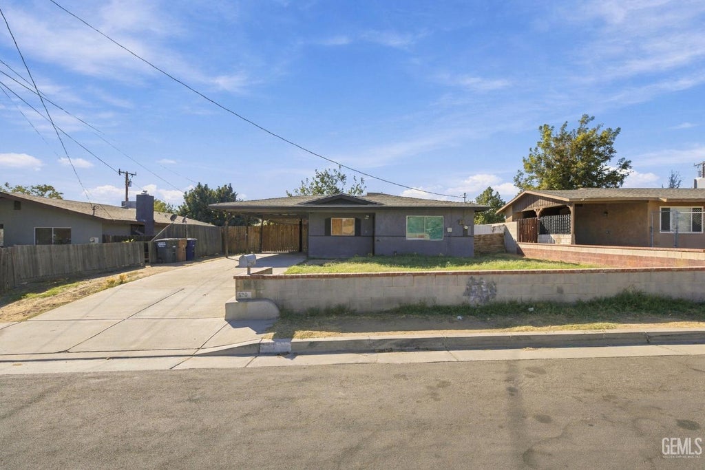 Photo of 520 Dorothy Street, Bakersfield, CA 93306 (MLS # 202610813)