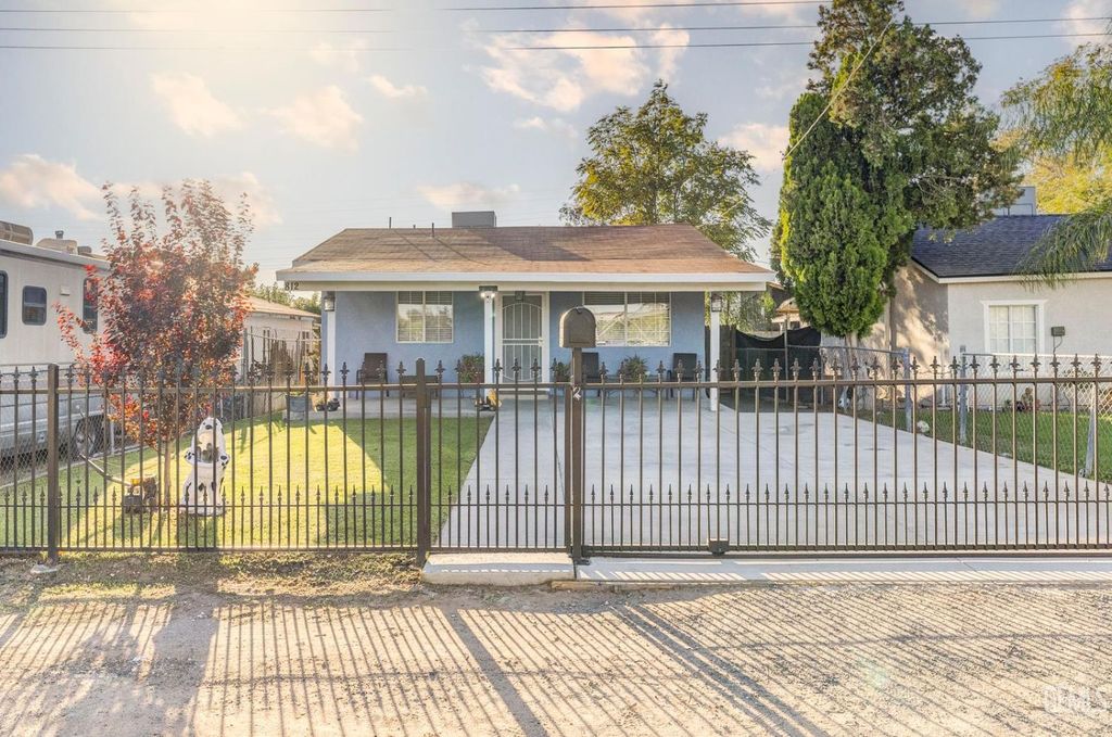 Photo of 812 Brentwood Drive, Bakersfield, CA 93306 (MLS # 202600728)