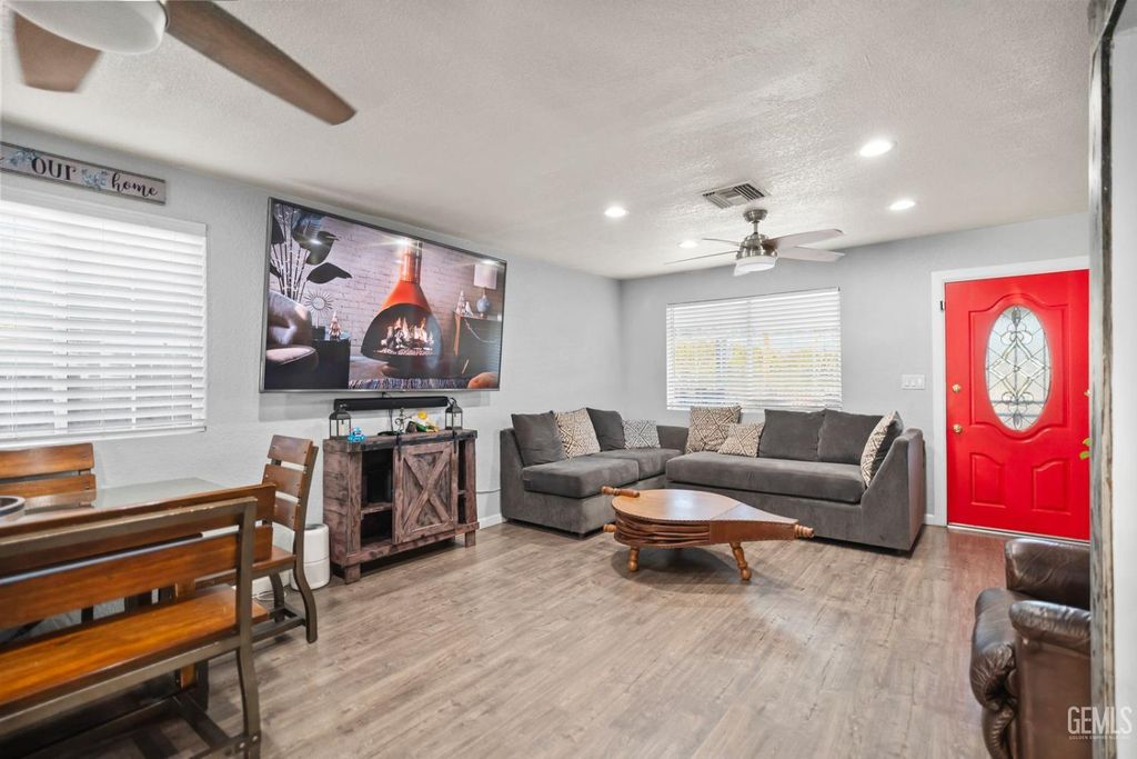 Photo of 812 Brentwood Drive, Bakersfield, CA 93306 (MLS # 202600728)