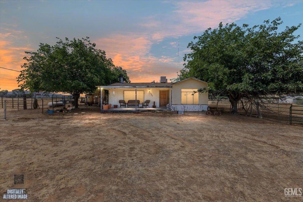 Photo of 8515 Muller Road, Bakersfield, CA 93307 (MLS # 202606185)