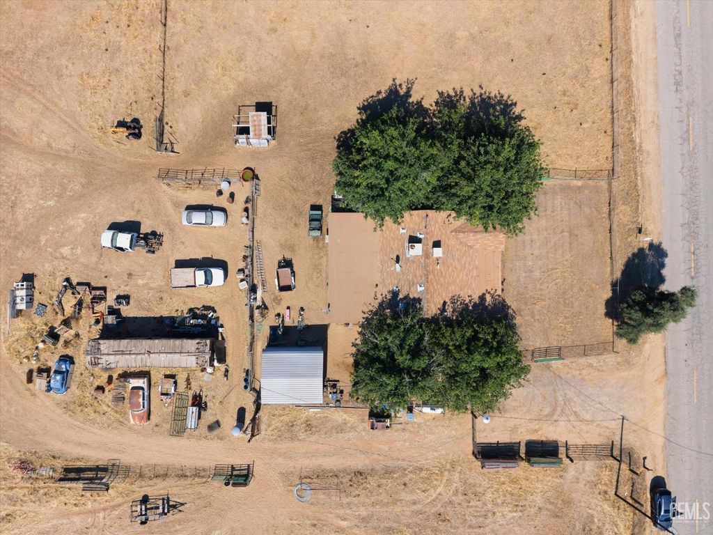Photo of 8515 Muller Road, Bakersfield, CA 93307 (MLS # 202606185)