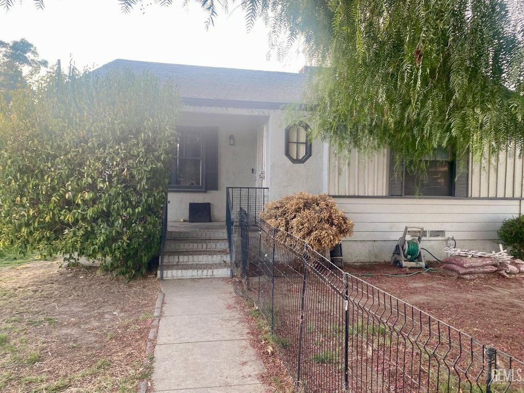 Photo of 1221 El Rancho Drive, Bakersfield, CA 93304 (MLS # 202510756)