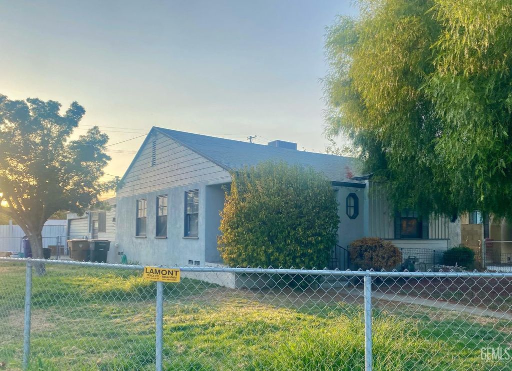Photo of 1221 El Rancho Drive, Bakersfield, CA 93304 (MLS # 202510756)