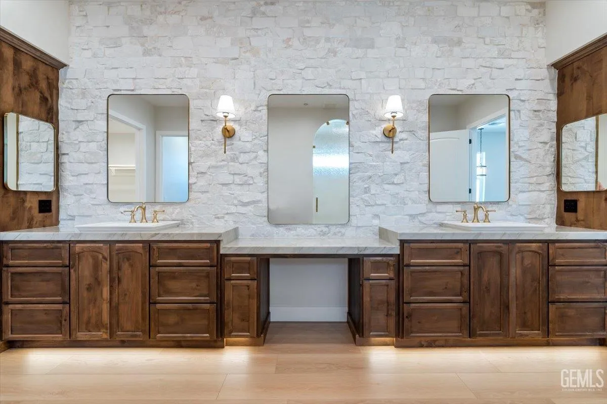 Bakersfield, California 93314, United States, 5 Bedrooms Bedrooms, ,5 BathroomsBathrooms,Residential,Active,193073