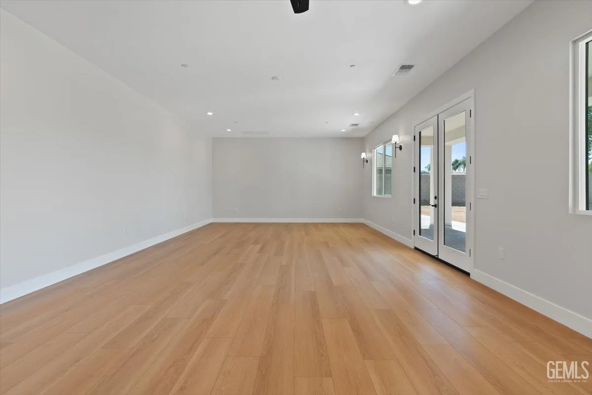 Bakersfield, California 93314, United States, 5 Bedrooms Bedrooms, ,5 BathroomsBathrooms,Residential,Active,193073