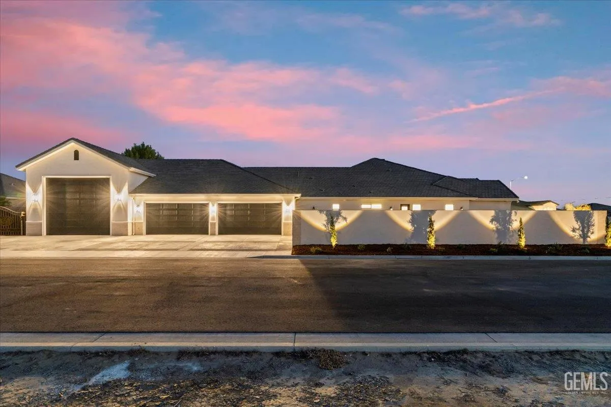 Bakersfield, California 93314, United States, 5 Bedrooms Bedrooms, ,5 BathroomsBathrooms,Residential,Active,193073