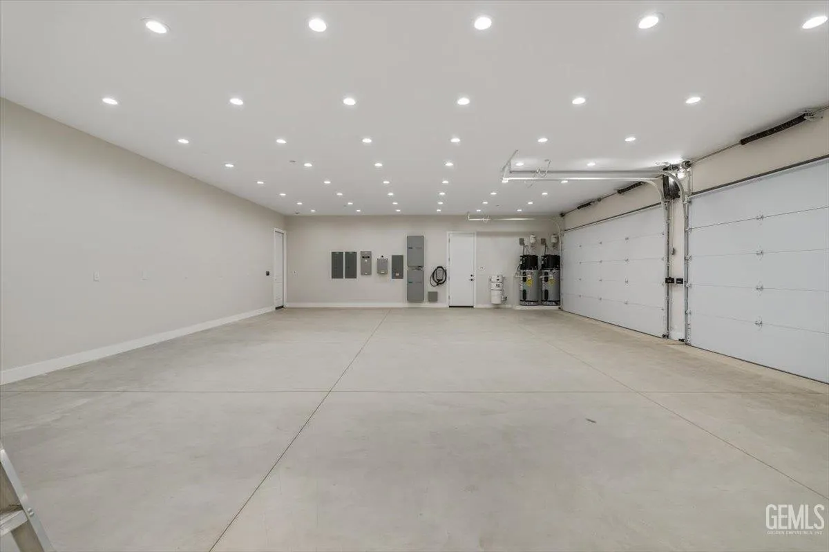 Bakersfield, California 93314, United States, 5 Bedrooms Bedrooms, ,5 BathroomsBathrooms,Residential,Active,193073