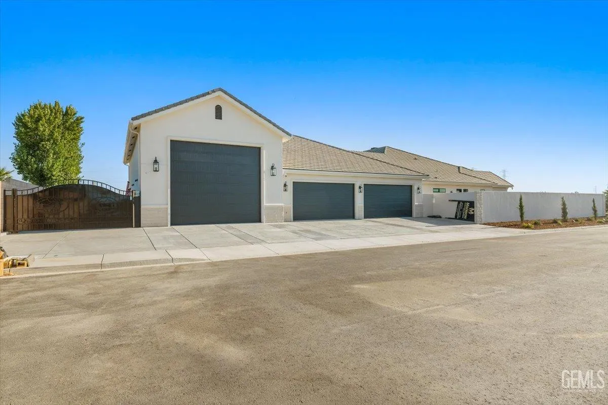 Bakersfield, California 93314, United States, 5 Bedrooms Bedrooms, ,5 BathroomsBathrooms,Residential,Active,193073