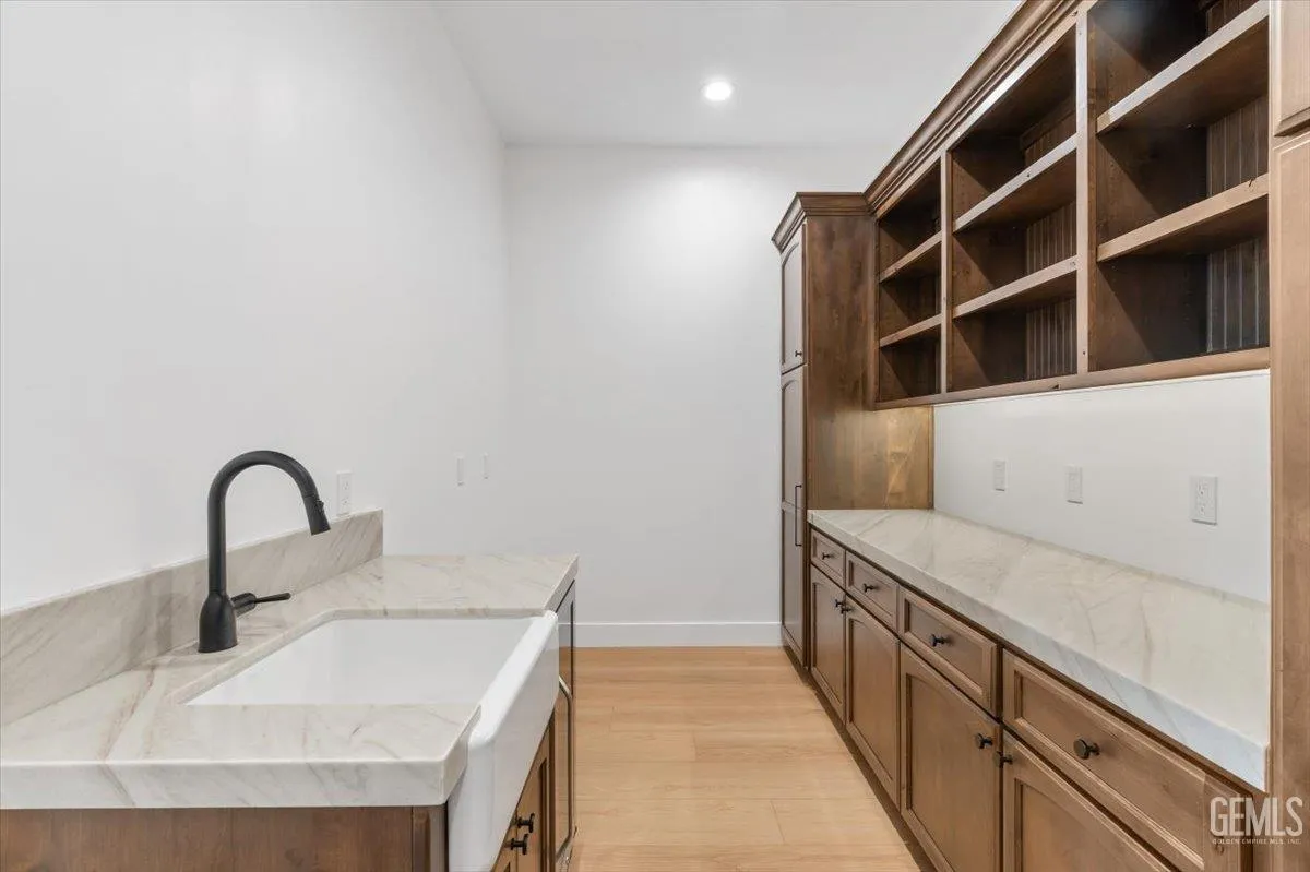 Bakersfield, California 93314, United States, 5 Bedrooms Bedrooms, ,5 BathroomsBathrooms,Residential,Active,193073