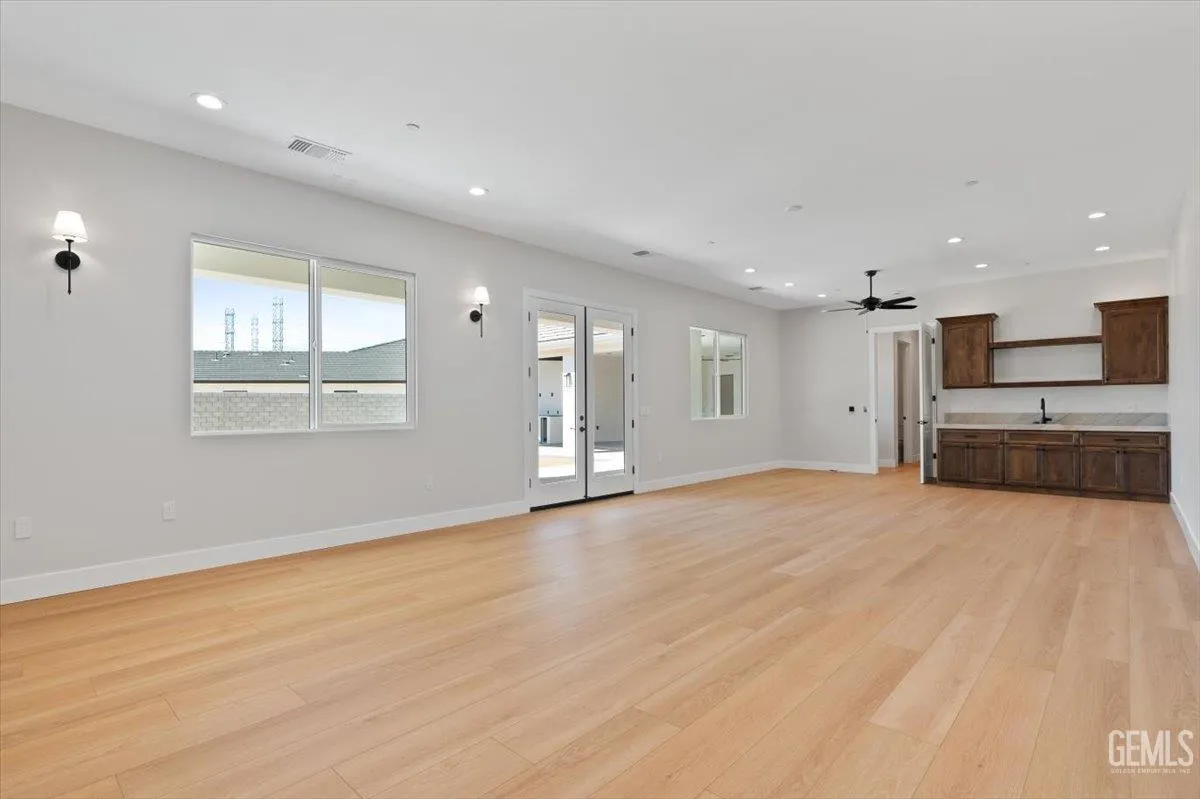 Bakersfield, California 93314, United States, 5 Bedrooms Bedrooms, ,5 BathroomsBathrooms,Residential,Active,193073