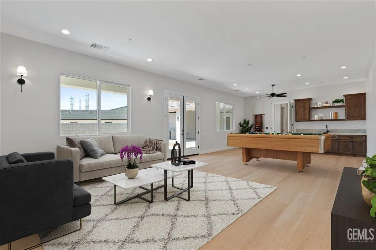 Bakersfield, California 93314, United States, 5 Bedrooms Bedrooms, ,5 BathroomsBathrooms,Residential,Active,193073