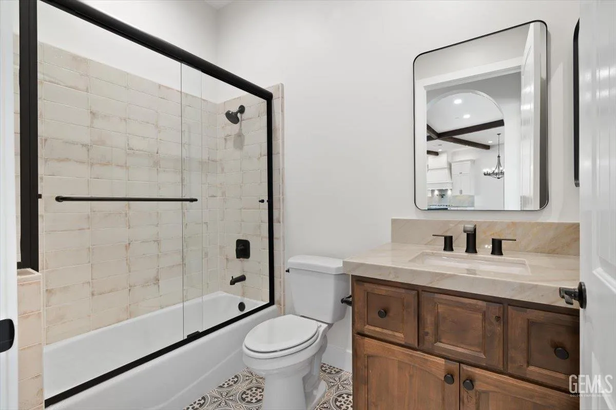 Bakersfield, California 93314, United States, 5 Bedrooms Bedrooms, ,5 BathroomsBathrooms,Residential,Active,193073