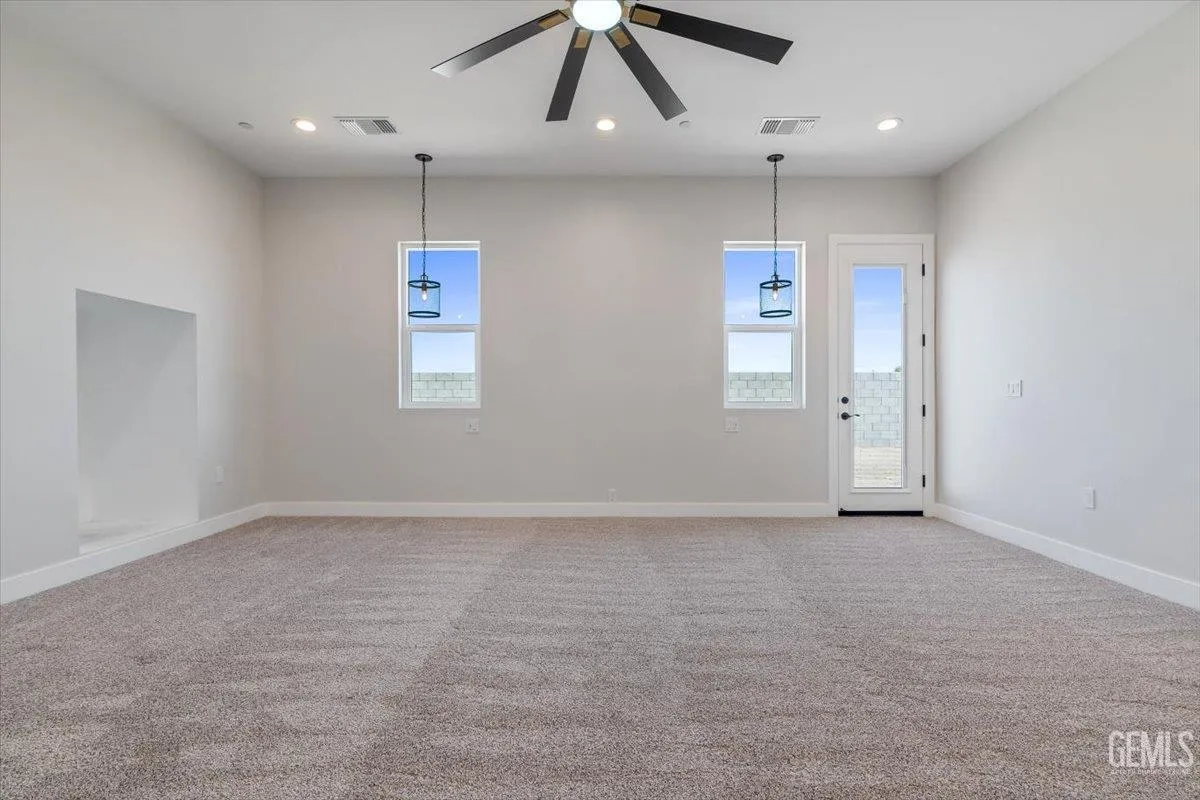 Bakersfield, California 93314, United States, 5 Bedrooms Bedrooms, ,5 BathroomsBathrooms,Residential,Active,193073