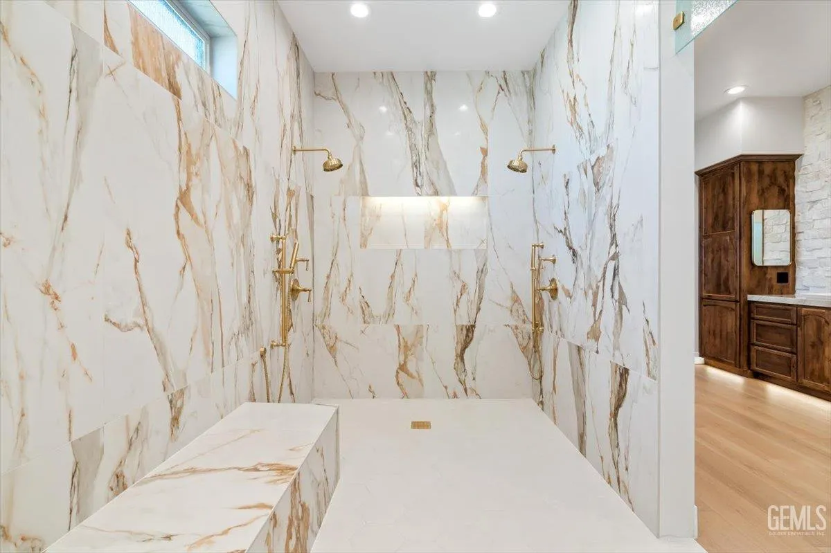 Bakersfield, California 93314, United States, 5 Bedrooms Bedrooms, ,5 BathroomsBathrooms,Residential,Active,193073