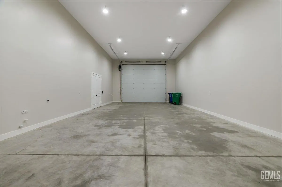 Bakersfield, California 93314, United States, 5 Bedrooms Bedrooms, ,5 BathroomsBathrooms,Residential,Active,193073