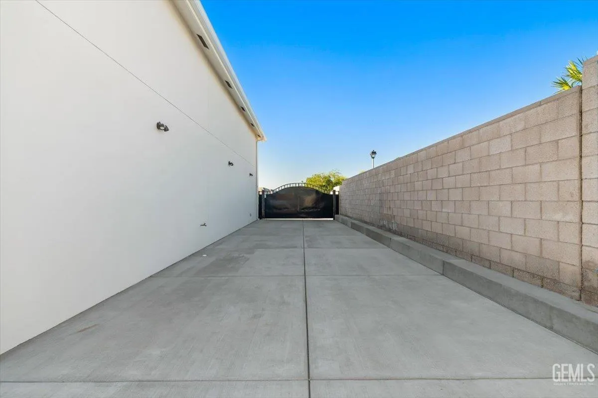 Bakersfield, California 93314, United States, 5 Bedrooms Bedrooms, ,5 BathroomsBathrooms,Residential,Active,193073