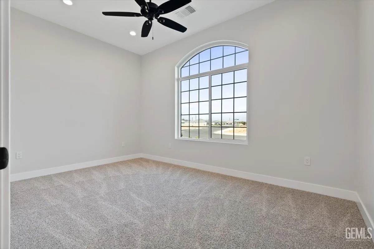 Bakersfield, California 93314, United States, 5 Bedrooms Bedrooms, ,5 BathroomsBathrooms,Residential,Active,193073