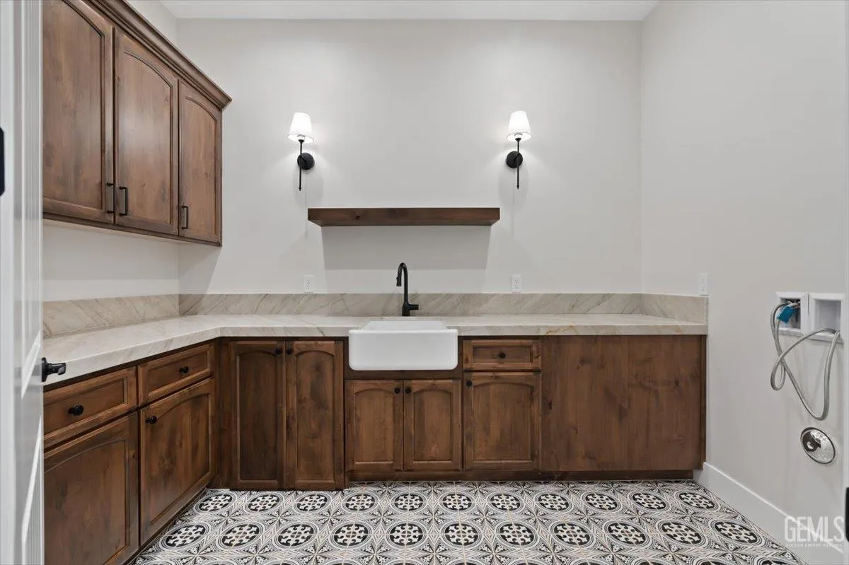 Bakersfield, California 93314, United States, 5 Bedrooms Bedrooms, ,5 BathroomsBathrooms,Residential,Active,193073