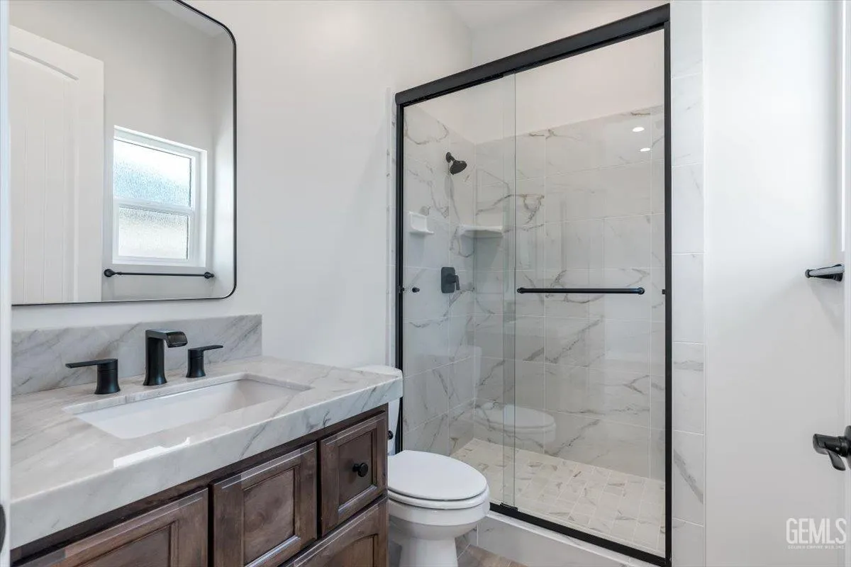 Bakersfield, California 93314, United States, 5 Bedrooms Bedrooms, ,5 BathroomsBathrooms,Residential,Active,193073