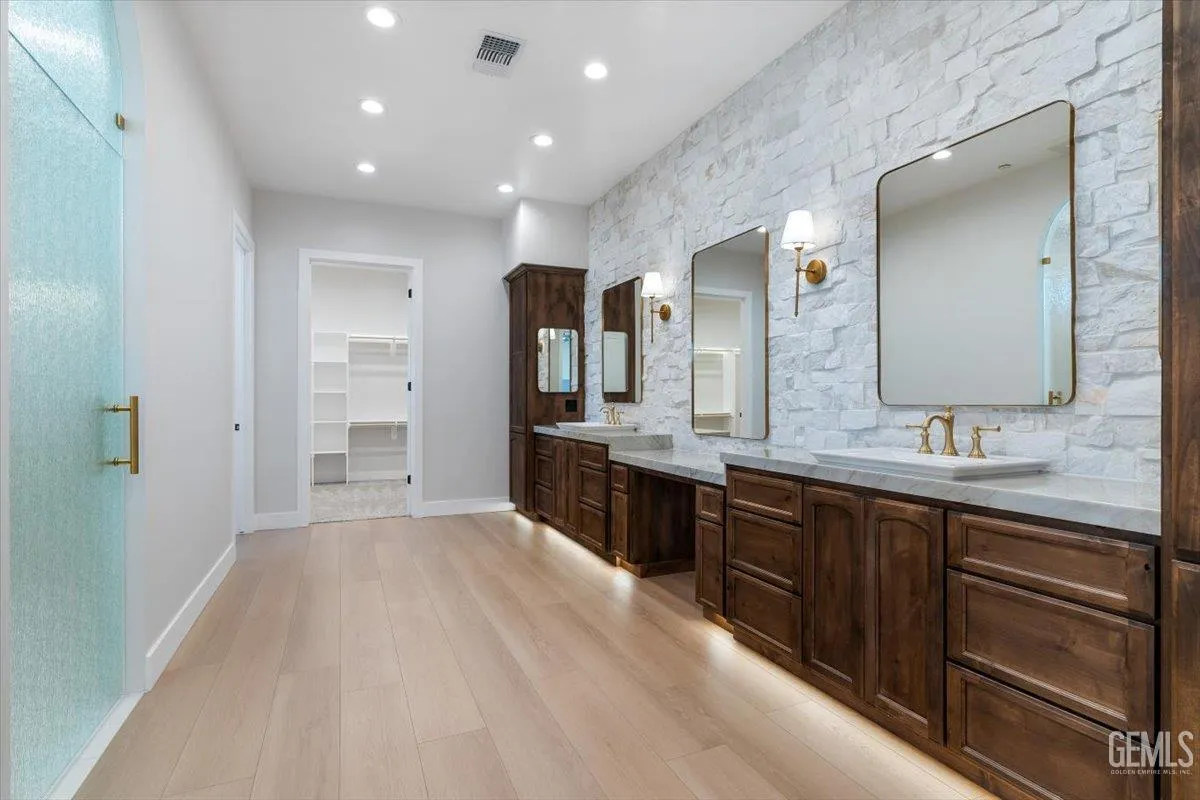 Bakersfield, California 93314, United States, 5 Bedrooms Bedrooms, ,5 BathroomsBathrooms,Residential,Active,193073