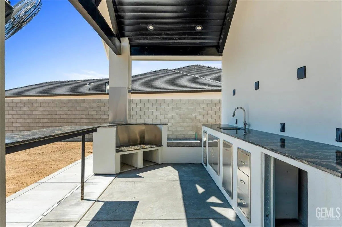 Bakersfield, California 93314, United States, 5 Bedrooms Bedrooms, ,5 BathroomsBathrooms,Residential,Active,193073