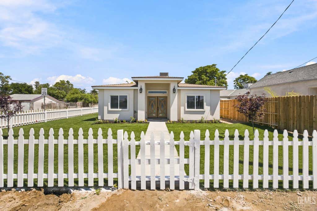 Photo of 4906 Redbank Road, Bakersfield, CA 93307 (MLS # 202607938)