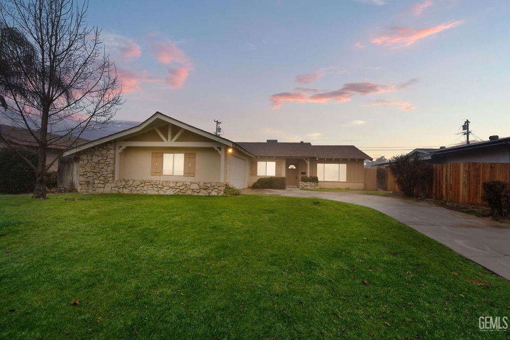 Photo of 2320 Belvedere Avenue, Bakersfield, CA 93304 (MLS # 202600750)