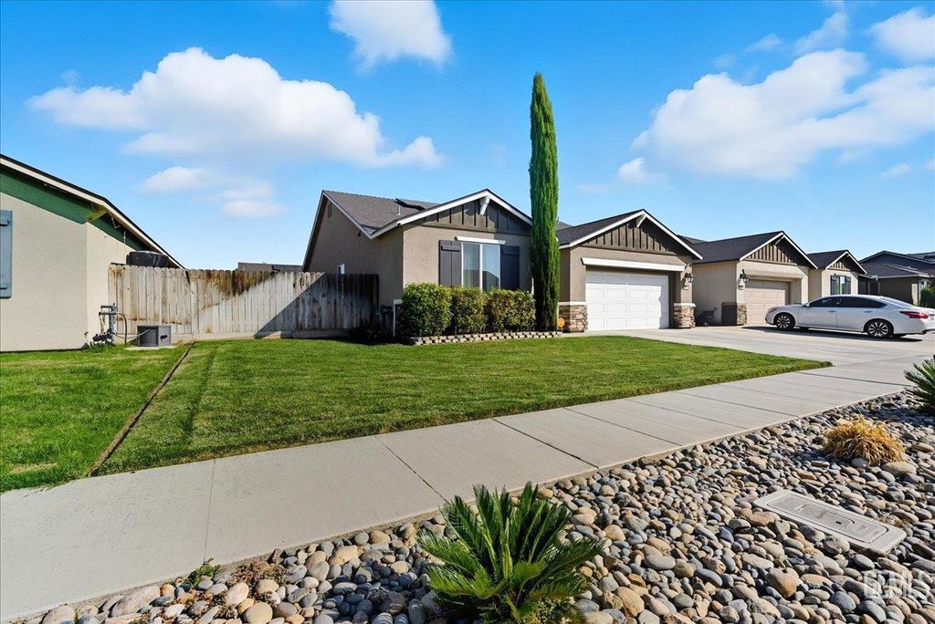Photo of 3320 E Laura Avenue, Visalia, CA 93292 (MLS # 202511277)