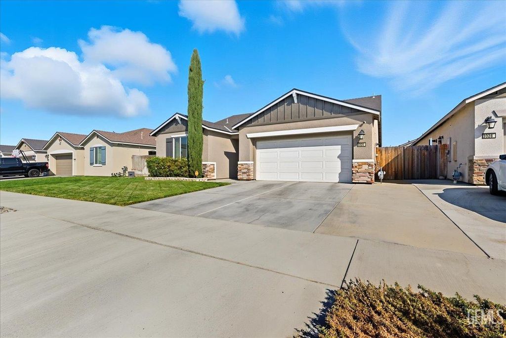 Photo of 3320 E Laura Avenue, Visalia, CA 93292 (MLS # 202511277)