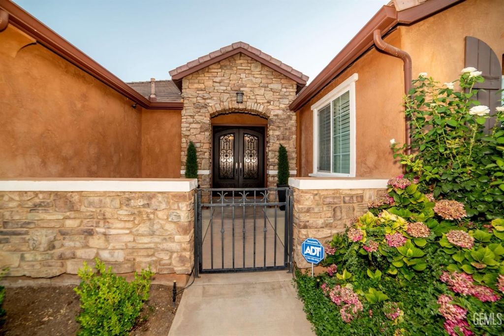 Photo of 5308 Aurora Way, Bakersfield, CA 93306 (MLS # 202606610)