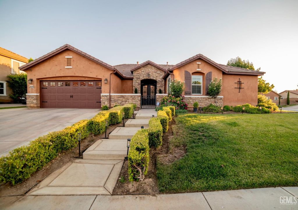 Photo of 5308 Aurora Way, Bakersfield, CA 93306 (MLS # 202606610)