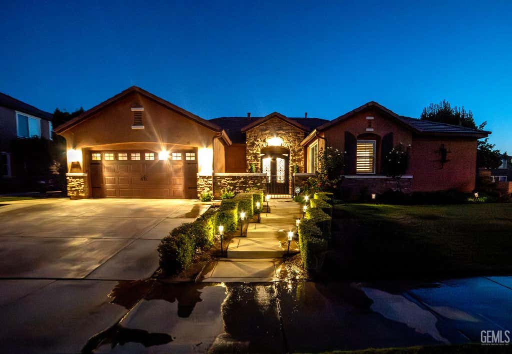 Photo of 5308 Aurora Way, Bakersfield, CA 93306 (MLS # 202606610)