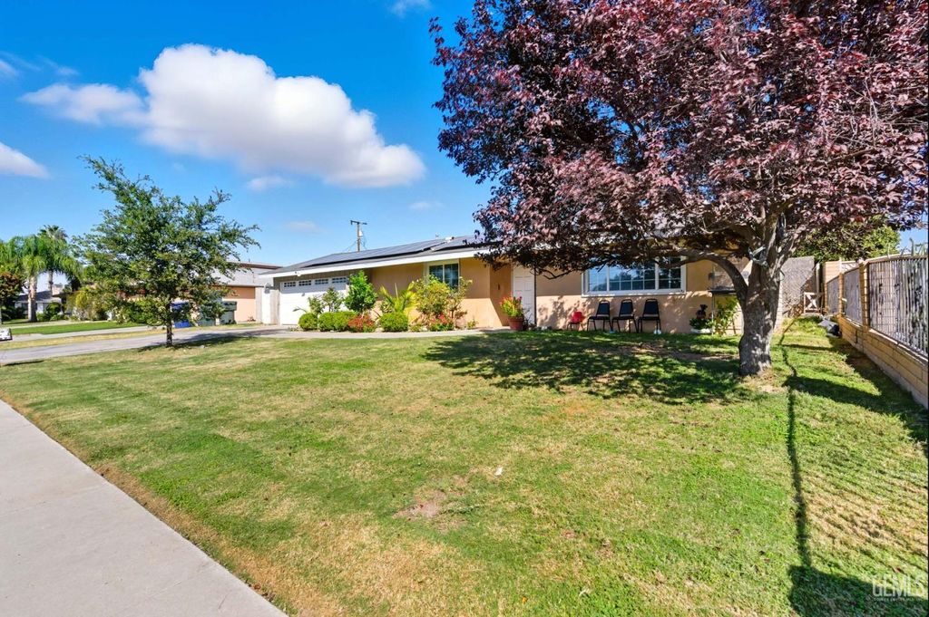 Photo of 4508 Axminster Street, Bakersfield, CA 93307 (MLS # 202510966)