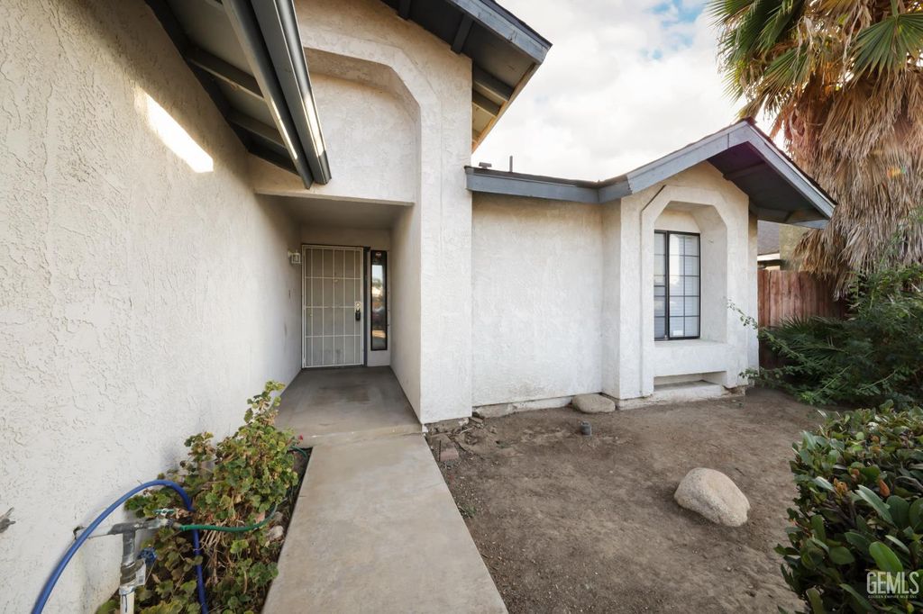 Photo of 2401 Kelso Peak Avenue, Bakersfield, CA 93304 (MLS # 202511024)