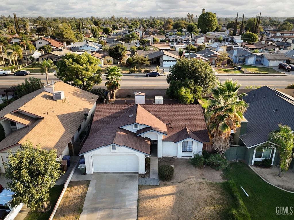 Photo of 2401 Kelso Peak Avenue, Bakersfield, CA 93304 (MLS # 202511024)