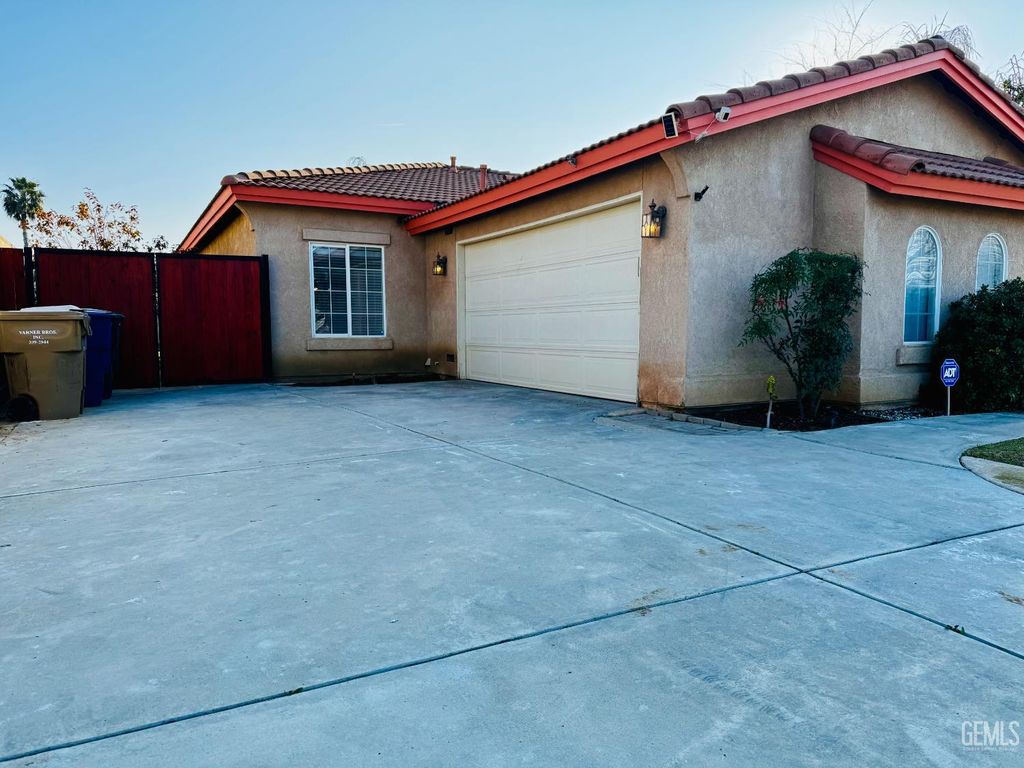 Photo of 9721 Manhattan Drive, Bakersfield, CA 93312 (MLS # 202600980)
