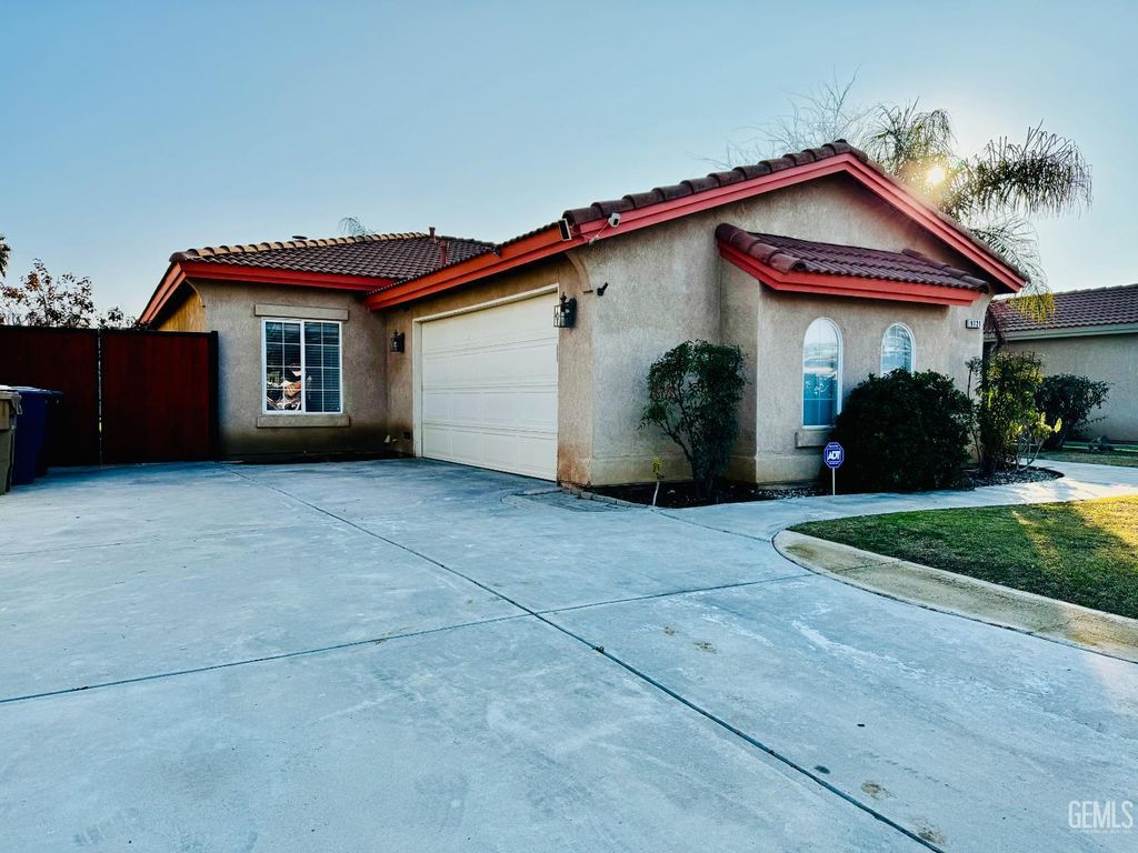 Photo of 9721 Manhattan Drive, Bakersfield, CA 93312 (MLS # 202600980)