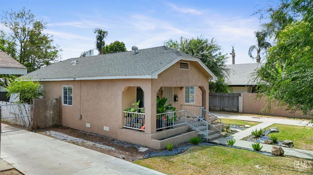 Photo of 302 Eye Street, Bakersfield, CA 93304 (MLS # 202605873)