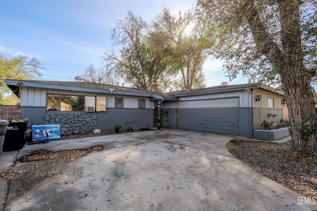 Photo of 44432 Stanridge Ave, Lancaster, CA 93535 (MLS # 202512494)