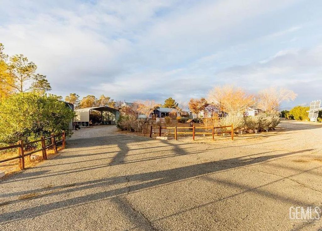 Photo of 243 S Primavera Street, Ridgecrest, CA 93555 (MLS # 202602229)