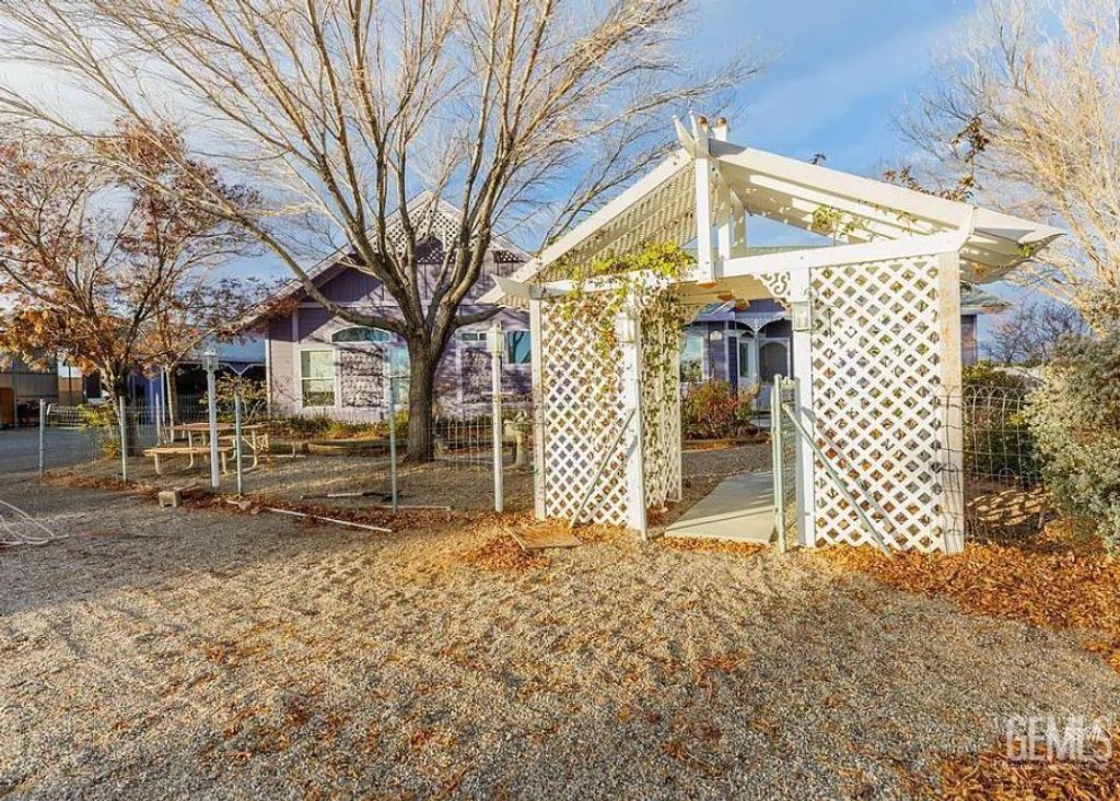 Photo of 243 S Primavera Street, Ridgecrest, CA 93555 (MLS # 202602229)