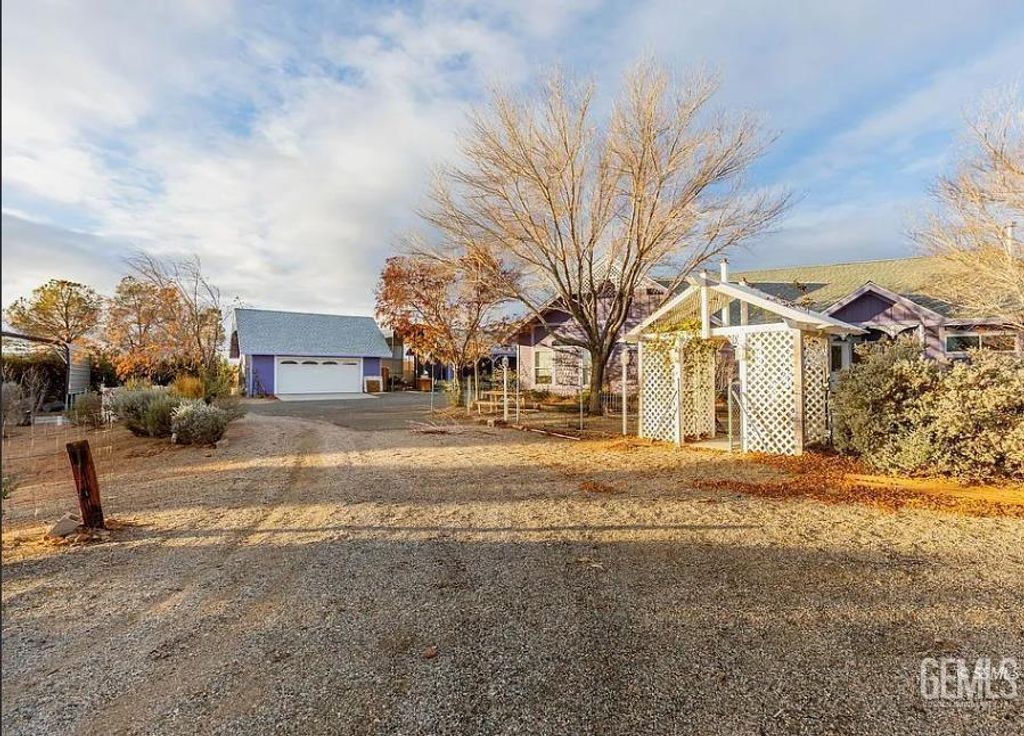 Photo of 243 S Primavera Street, Ridgecrest, CA 93555 (MLS # 202602229)