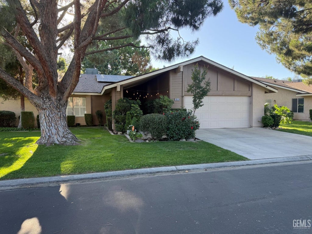 Photo of 1700 Ashe Road #28, Bakersfield, CA 93309 (MLS # 202606065)