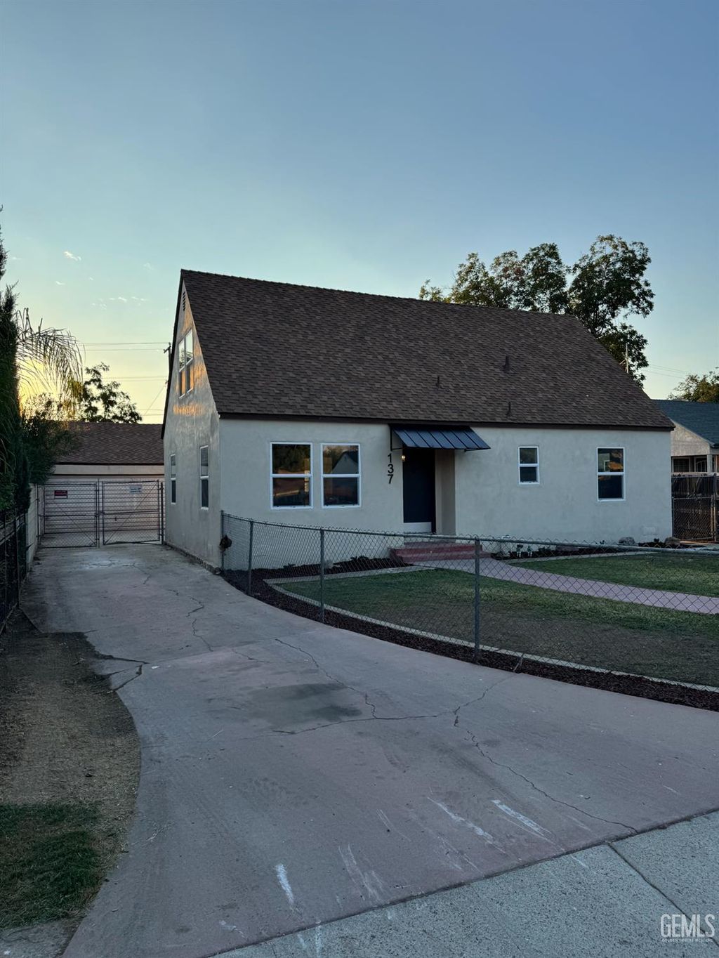 Photo of 137 Myrtle Street, Bakersfield, CA 93304 (MLS # 202510570)