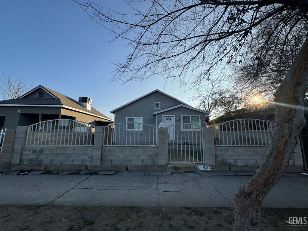 Photo of 923 Sumner Street, Bakersfield, CA 93305 (MLS # 202600947)