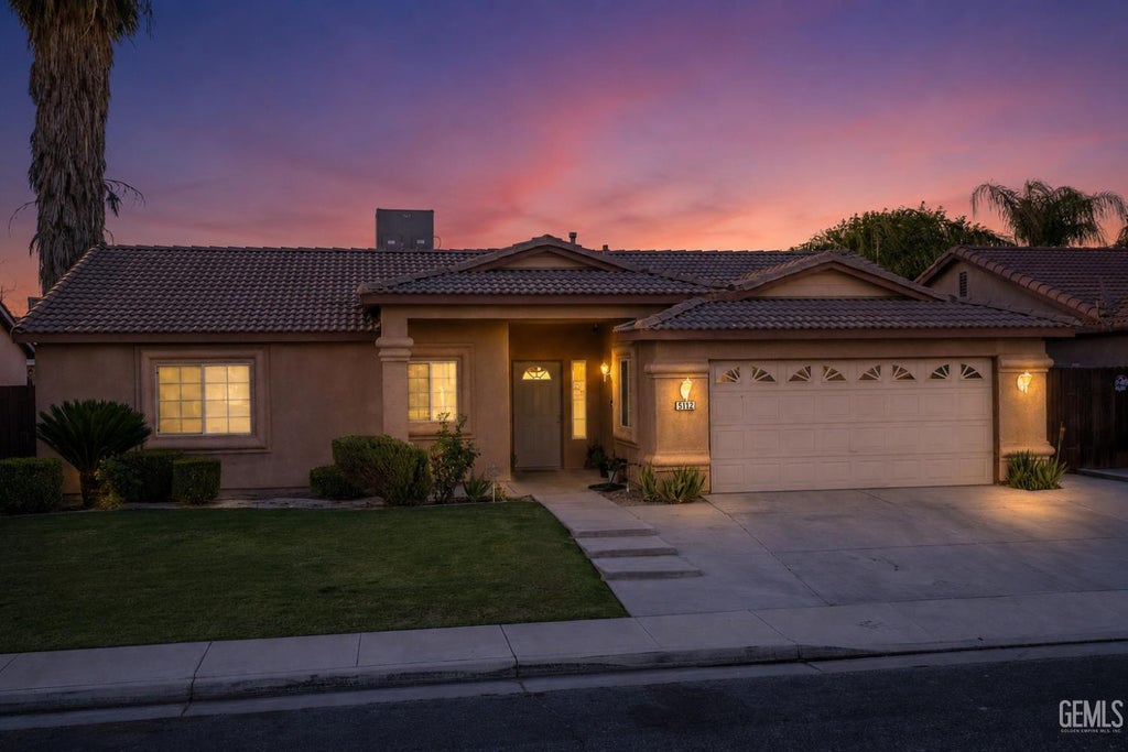 Photo of 5112 La Pinta Maria Drive, Bakersfield, CA 93307 (MLS # 202606242)