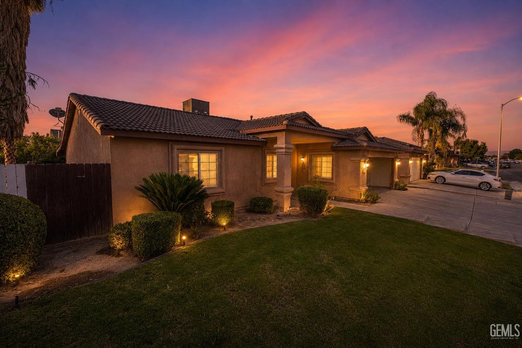Photo of 5112 La Pinta Maria Drive, Bakersfield, CA 93307 (MLS # 202606242)
